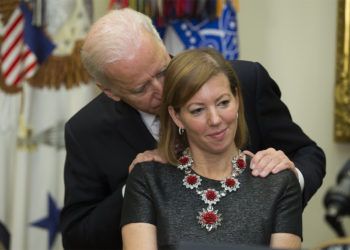 El ex vicepresidente Joe Biden aparece con Stephanie Carter durante la ceremonia de juramento del ex secretario de Defensa Ash Carter en la Casa Blanca el 17 de febrero de 2015 | Foto de Evan Vucci / AP.