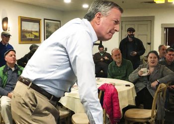 Alcalde neoyorquino Bill de Blasio en un restaurante en Concord, Nueva Hampshire, el 17 de marzo de 2019 . Foto: Hunter Woodall / AP.