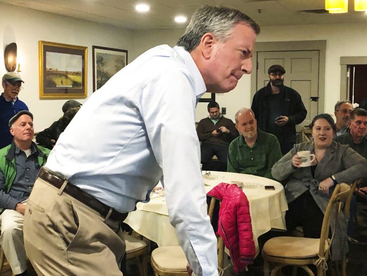 Alcalde neoyorquino Bill de Blasio en un restaurante en Concord, Nueva Hampshire, el 17 de marzo de 2019 . Foto: Hunter Woodall / AP.