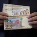 Un empleado del Banco Central de Bolivia maneja los nuevos billetes de 200 bolivianos durante una ceremonia en el palacio de gobierno de La Paz, el martes 23 de abril de 2019. (AP Foto / Juan Karita)