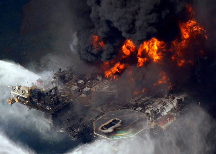 Una imagen de archivo del desastre de la torre petrolífera en el Golfo de México el año 2010. Foto: AP.