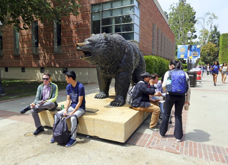 Varias personas conversan en el campus de la Universidad de California, campus Los Ángeles, el viernes 26 de abril de 2019. Foto:Reed Saxon/AP.