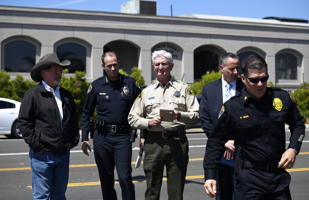 El policía del condado San Diego Bill Gore, centro, llega con otros agente a la sinagoga Chabad de Poway el sábado 27 de abril de 2019 en Poway, California. Foto: Denis Poroy / AP.