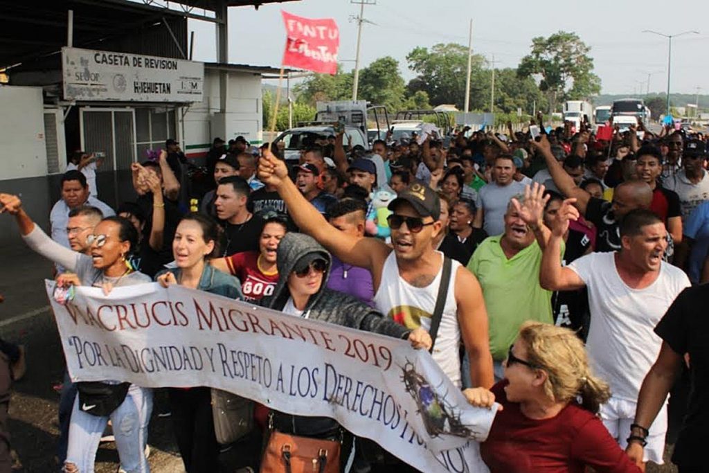 Migrantes cubanos protestan el miércoles 17 de abril de 2019, en una caseta de revisión migratoria en el estado de Chiapas, México. Foto: Juan Manuel Blanco / EFE.