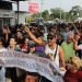 Migrantes cubanos protestan el miércoles 17 de abril de 2019, en una caseta de revisión migratoria en el estado de Chiapas, México. Foto: Juan Manuel Blanco / EFE.