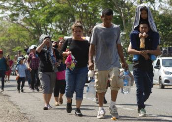 Migrantes centroamericanos, que forman parte de una caravana que espera llegar a la frontera con Estados Unidos, se desplazan por una carretera en Tapachula, en Chiapas, México, el jueves 28 de marzo de 2019. Foto: Isabel Mateos / AP.