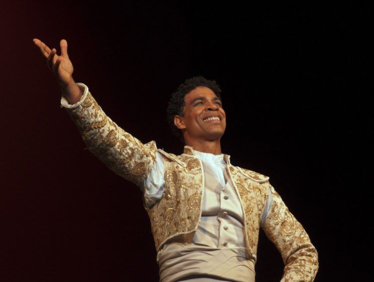 El pasado sábado Carlos Acosta interpretó una versión suya de Don Quijote, en el escenario del Gran Teatro Alicia Alonso en La Habana, como parte de la temporada "Tributo" dedicada a los maestros Ramona de Saá y Ben Stevenson. Foto: Yuris Nórido/ Acosta Danza.