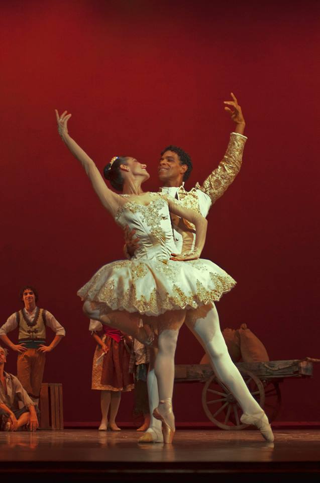 Laura Rodríguez y Carlos Acosta en el pas de deux de Don Quijote. Foto: Yuris Nórido/ Acosta Danza.