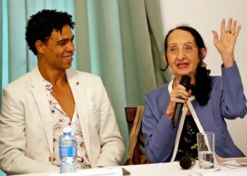 Carlos Acosta con a su ex profesora de ballet a la cubana Ramona de Sáa durante una rueda de prensa este martes en La Habana. Foto: Ernesto Mastrascusa / EFE.