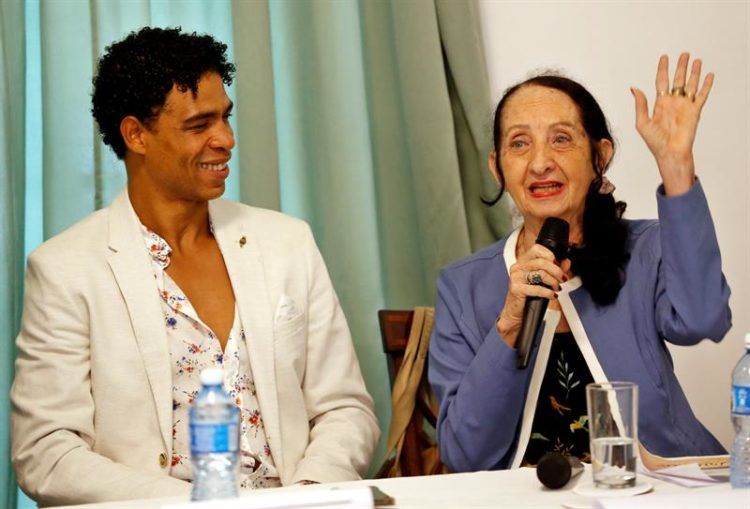 Carlos Acosta con a su ex profesora de ballet a la cubana Ramona de Sáa durante una rueda de prensa este martes en La Habana. Foto: Ernesto Mastrascusa / EFE.