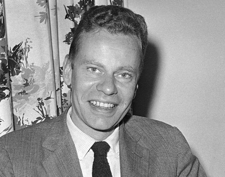 En esta foto del 14 de octubre de 1959, Charles Van Doren en el hotel Roosevelt en Nueva York. Foto: AP.