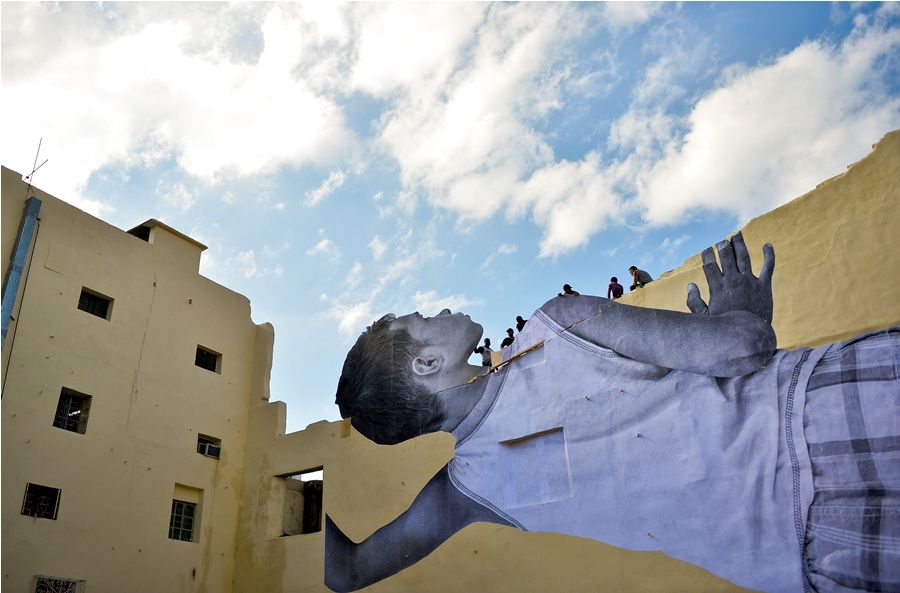 JR intervinó el Barrio Chino de La Habana con la imagen de un niño gigante. Foto Yamil Lage. AFP.