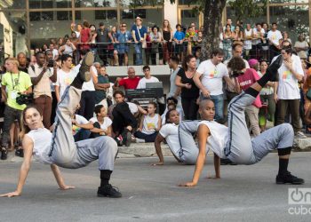 Actuación de la compañía Acosta Danza, en la apertura artística del corredor cultural de la Calle Línea, el sábado 27 de abril de 2019 durante la XIII Bienal de La Habana. Foto: Otmaro Rodríguez.