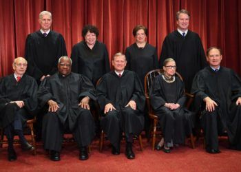Leyenda La jueza Ruth Bader Ginsburg, cuarta de izquierda a derecha. Foto: AP.