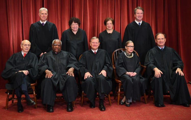 Leyenda La jueza Ruth Bader Ginsburg, cuarta de izquierda a derecha. Foto: AP.