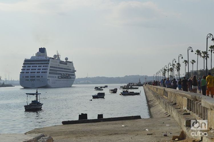 El Adonia entrando a La Habana. Foto: Marita Pérez Díaz.
