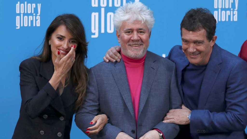 El cineasta español Pedro Almodóvar (c), junto a los actores Penélope Cruz y Antonio Banderas, protagonistas de su filme "Dolor y Gloria". Foto: rtve.es