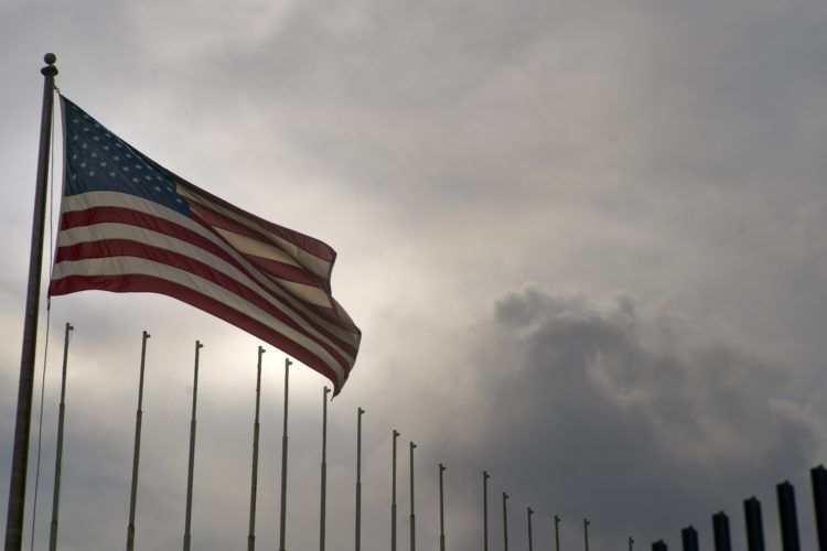 La bandera de Estados Unidos ondea en su embajada en La Habana, Cuba, el lunes 18 de marzo de 2019. Foto: Ramón Espinosa.