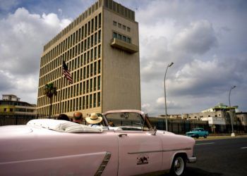 Embajada estadounidense en La Habana, Cuba, el lunes 18 de marzo de 2019. EEUU anunciará hoy medidas que reforzarán el bloqueo y afectarían intereses europeos en Cuba. Foto: Ramon Espinosa / AP.