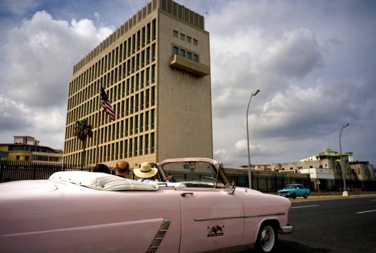 Embajada estadounidense en La Habana, Cuba, el lunes 18 de marzo de 2019. EEUU anunciará hoy medidas que reforzarán el bloqueo y afectarían intereses europeos en Cuba. Foto: Ramon Espinosa / AP.