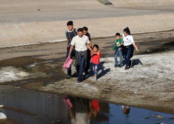 Una familia de migrantes cruza el río Bravo el martes 16 de abril de 2019, en la fronteriza Ciudad Juárez, en el estado de Chihuahua. Foto: David Peinado / EFE.