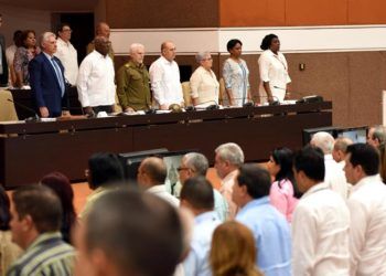 El presidente de Cuba Miguel Díaz-Canel asiste a tercera Sesión Extraordinaria de la IX Legislatura de la Asamblea Nacional del Poder Popular (ANPP) este sábado en el Palacio de Convenciones en La Habana. Foto: Omara García / EFE.