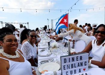 Unos 500 comensales de diversos países participan en la primera "Dîner en Blanc" celebrada en La Habana. Foto: Ernesto Mastrascusa / EFE.