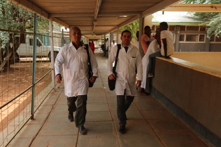 Los doctores cubanos Assel Herrera (izq) y Landy Rodríguez (der), secuestrados el 12 de abril de 2019 en Kenia, presuntamente por militantes del grupo extremista Al Shabab. Foto: Archivo.