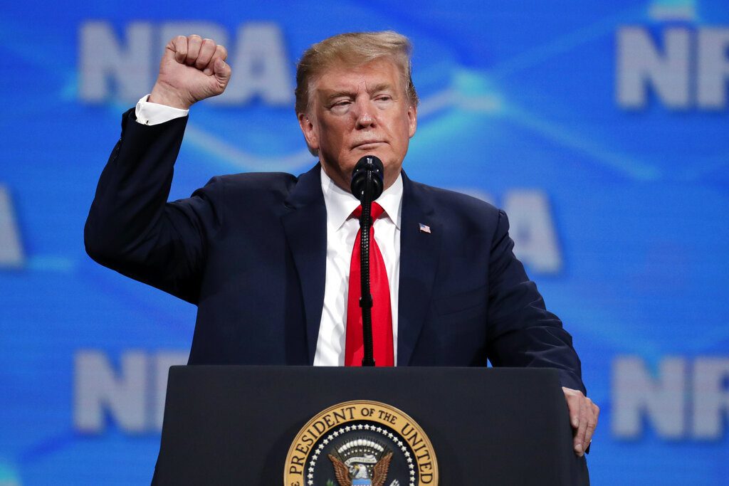 El presidente estadounidense Donald Trump habla en la convención anual de la Asociación Nacional del Rifle en Indianapolis el viernes, 26 de abril del 2018. Foto: Michael Conroy / AP.