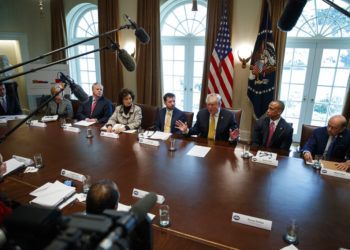 El presidente Donald Trump habla durante una reunión en el Salón de Gabinete de la Casa Blanca, el jueves 4 de abril de 2019, en Washington. (AP Foto/Evan Vucci)