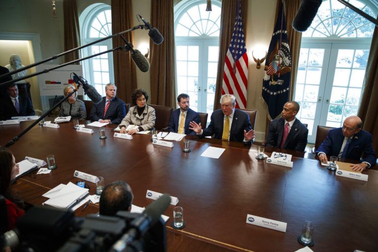 El presidente Donald Trump habla durante una reunión en el Salón de Gabinete de la Casa Blanca, el jueves 4 de abril de 2019, en Washington. (AP Foto/Evan Vucci)
