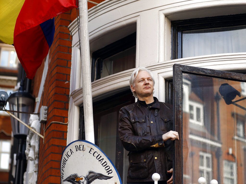 Foto tomada el 19 de mayo de 2017, al fundador de Wikileaks, Julian Assange, mientras se asoma desde la embajada de Ecuador en Londres. Foto: Frank Augstein / AP / Archivo.