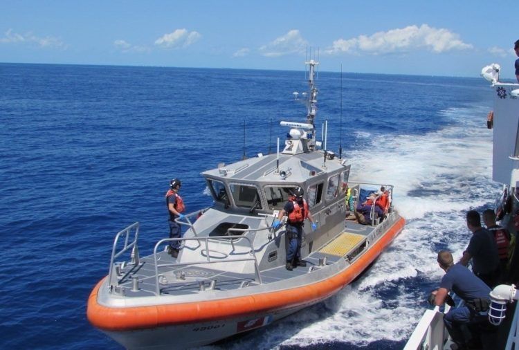 Barco de la Guardia Costera estadounidense que transporta a migrantes cubanos interceptados en el mar. Foto: Guardia Costera de EE.UU. / EFE / Archivo.