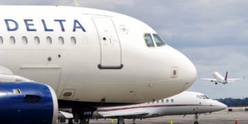 Dos vuelos de la compañía Delta Airlines repatriarán a estadounidenses varados en Cuba. Foto: Mary Altaffer / AP.