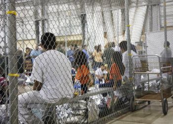 Foto proporcionada en 2018 por la Oficina de Aduanas y Protección Fronteriza muestra a migrantes detenidos en un cuarto alambrado de un centro de detención en McAllen, Texas. Foto: Oficina de Aduanas y Protección Fronteriza vía AP / Archivo.
