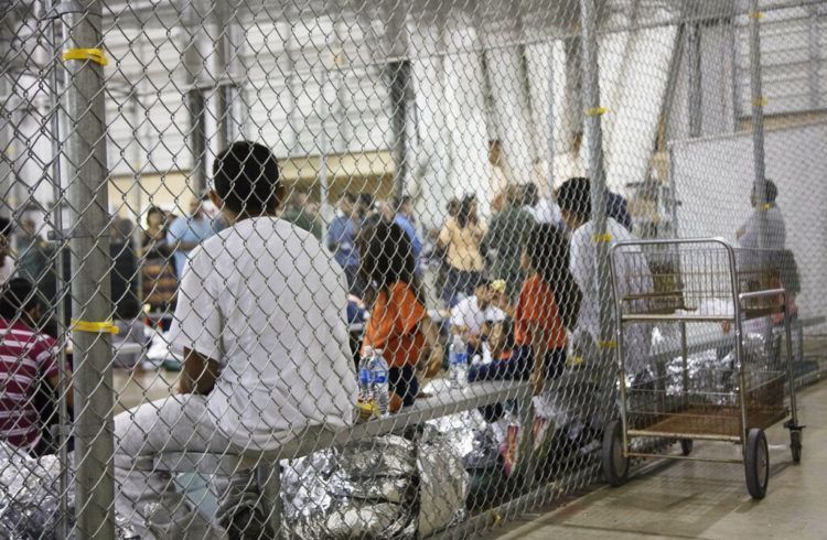 Foto proporcionada en 2018 por la Oficina de Aduanas y Protección Fronteriza muestra a migrantes detenidos en un cuarto alambrado de un centro de detención en McAllen, Texas. Foto: Oficina de Aduanas y Protección Fronteriza vía AP / Archivo.