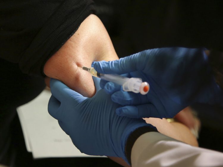 Una mujer es vacunada contra el sarampión en Pomona, estado de Nueva York, el 27 de marzo del 2019. Foto: Seth Wenig / AP.