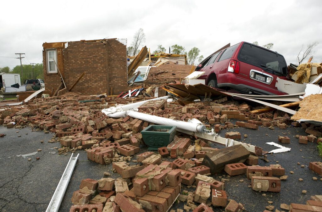 Una casa y una camioneta destruidas, ambas de Delores Anderson, en esta fotografía del viernes 19 de abril de 2019, tras el paso de un tornado en el condado de Franklin, Viriginia. Foto: Heather Rousseau/The Roanoke Times vía AP.