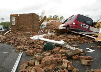 Una casa y una camioneta destruidas, ambas de Delores Anderson, en esta fotografía del viernes 19 de abril de 2019, tras el paso de un tornado en el condado de Franklin, Viriginia. Foto: Heather Rousseau/The Roanoke Times vía AP.