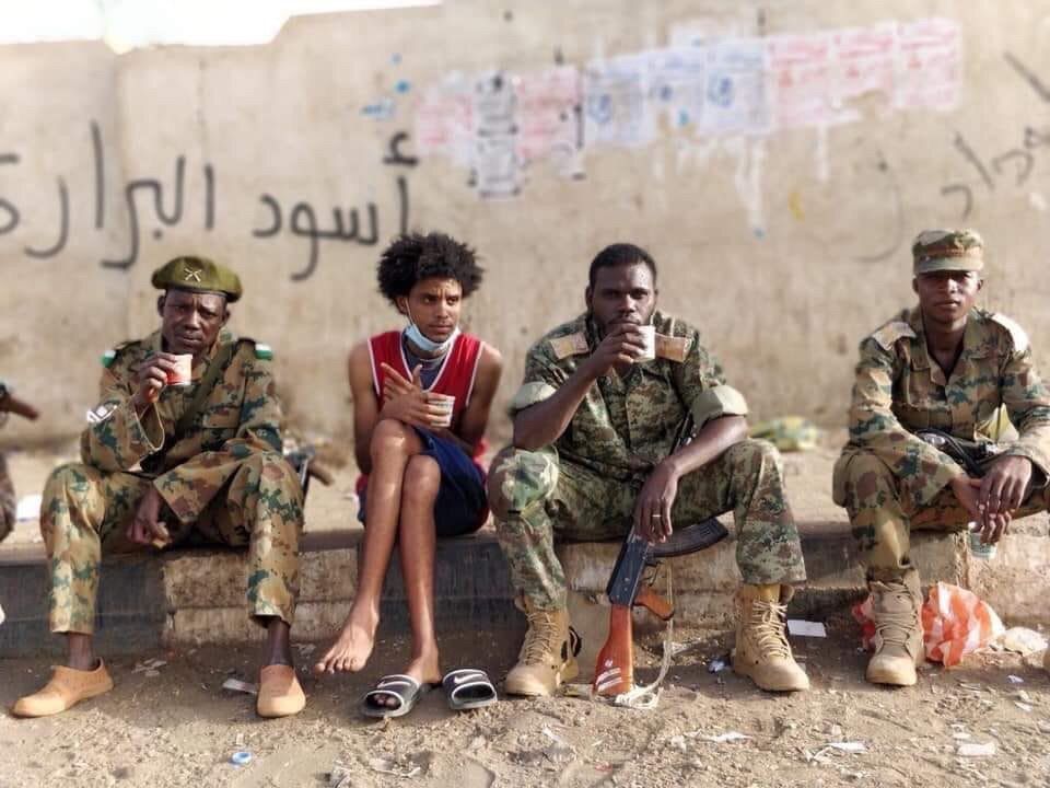Miembros del ejército sudanés durante las manifestaciones. Foto: @SCP_Sudan/Twitter.