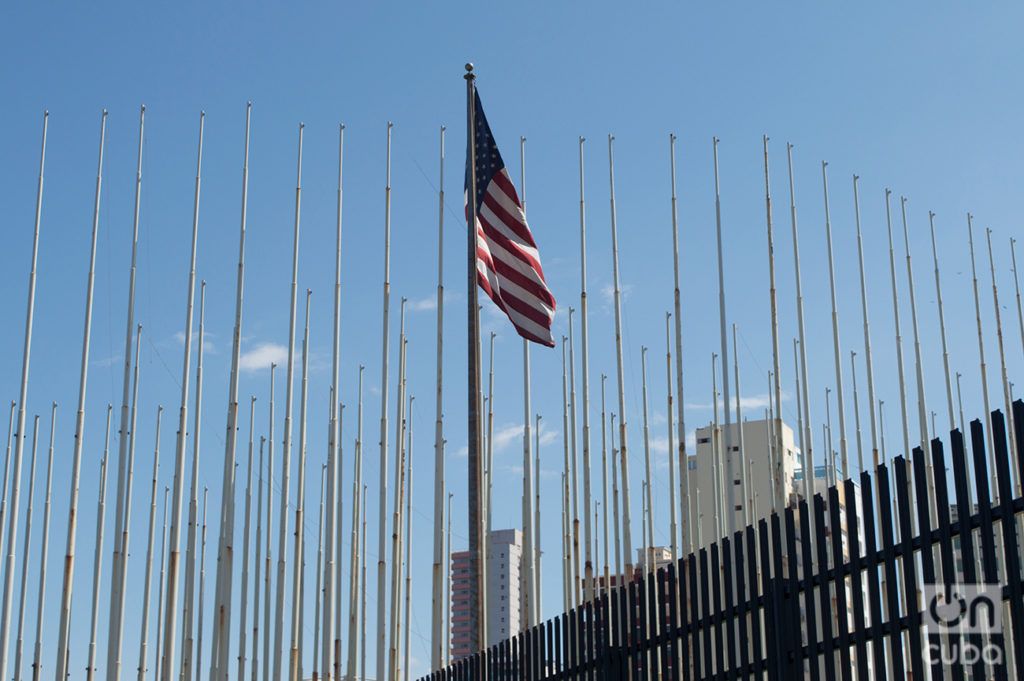 Bandera de Estados Unidos en la Embajada de ese país en La Habana. Foto: Otmaro Rodríguez.