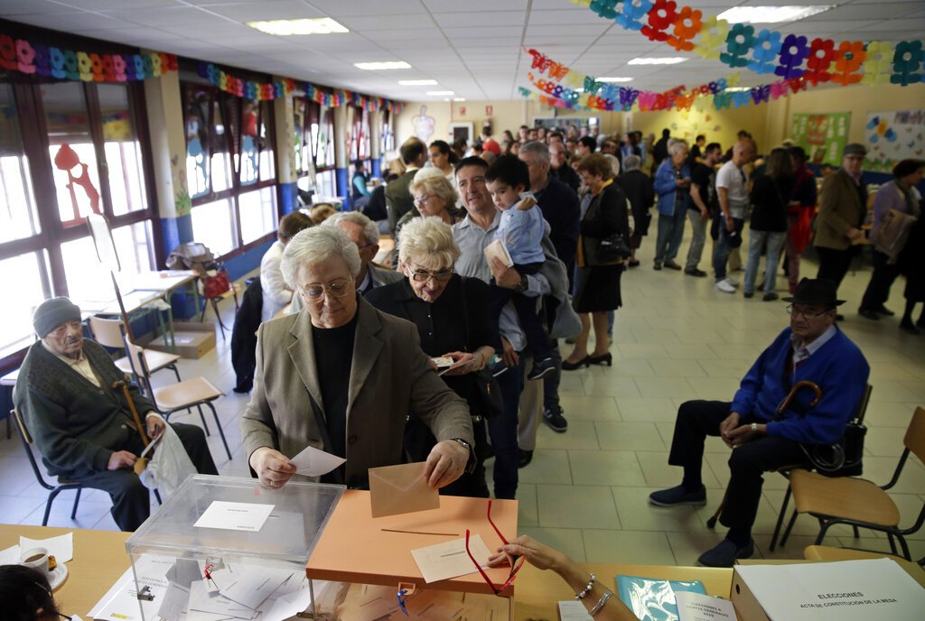 Un grupo de personas hace fila para votar en las elecciones generales españolas, en Madrid, el 28 de abril de 2019. Foto: Andrea Comas / AP.
