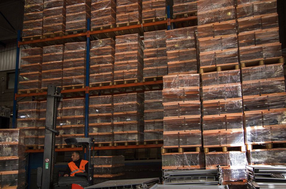 En esta foto del 10 de abril del 2019, un trabajador electoral prepara cajas de boletas para ser entregadas a casillas en Barcelona. Foto: Emilio Morenatti / AP.