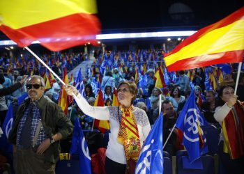Partidarios del Partido Popular ondean banderas españolas durante un evento de cierre de campaña en Madrid, el viernes 26 de abril de 2019. Foto: Andrea Comas/ AP.