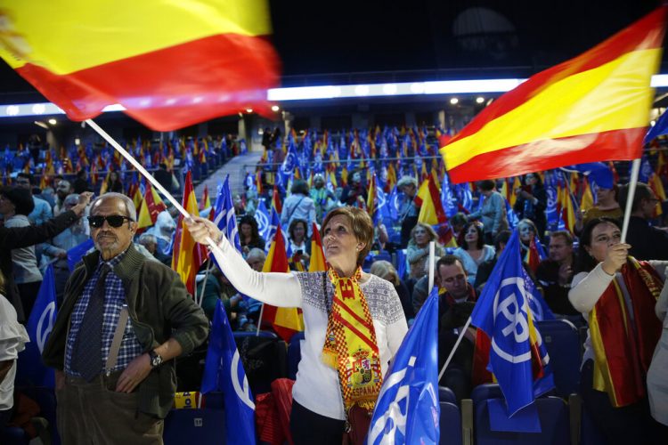 Partidarios del Partido Popular ondean banderas españolas durante un evento de cierre de campaña en Madrid, el viernes 26 de abril de 2019. Foto: Andrea Comas/ AP.