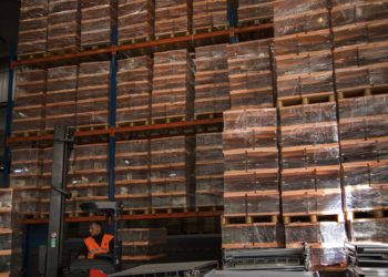 En esta foto del 10 de abril del 2019, un trabajador electoral prepara cajas de boletas para ser entregadas a casillas en Barcelona. Foto: Emilio Morenatti / AP.