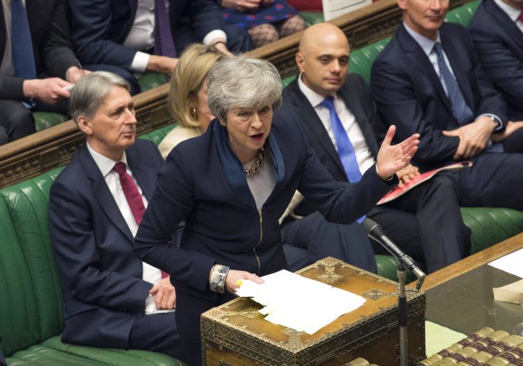 En esta imagen, proporcionada por el parlamento, la primera ministra británica, Theresa May, se dirige a los legisladores en una sesión en la Cámara de los Comunes, en Londres, el 3 de abril de 2019.Foto: Mark Duffy / Parlamento británico vía AP.