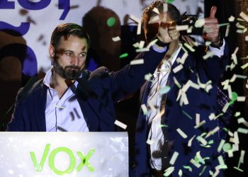 Santiago Abascal, líder del partido de extrema derecha Vox, hace una señal con el dedo tras pronunciar un discurso ante sus seguidores luego de las elecciones generales, en el centro de Madrid, el 28 de abril de 2019. Foto: Manu Fernández / AP.