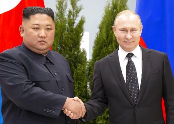 El presidente de Rusia, Vladimir Putin, y el líder norcoreano, Kim Jong Un, se estrechan la mano mientras posan para los fotógrafos antes de una cumbre en Vladivostok, Rusia, el 25 de abril de 2019. (AP Foto/Alexander Zemlianichenko, Pool)