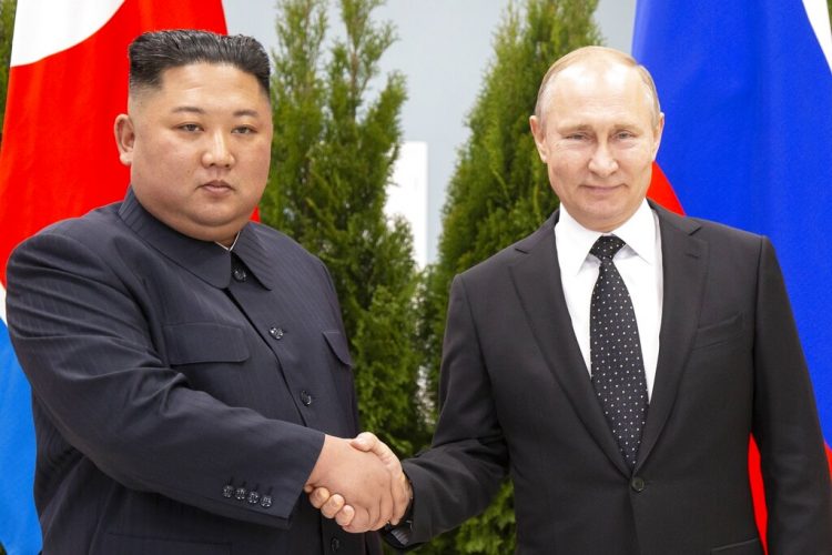 El presidente de Rusia, Vladimir Putin, y el líder norcoreano, Kim Jong Un, se estrechan la mano mientras posan para los fotógrafos antes de una cumbre en Vladivostok, Rusia, el 25 de abril de 2019. (AP Foto/Alexander Zemlianichenko, Pool)